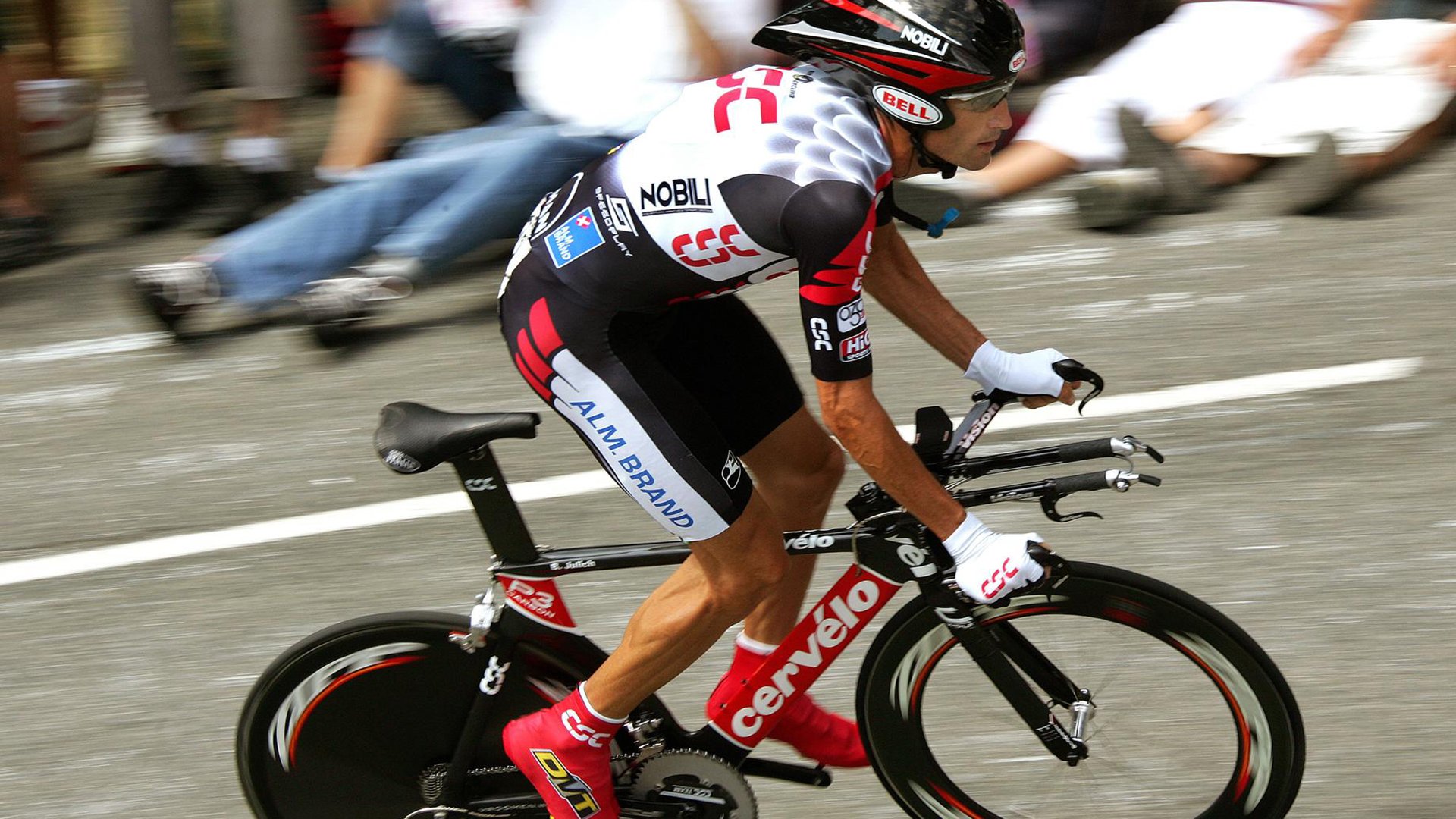 开云体育登录-从伯纳乌到魔幻球场，当国家德比遇上草根逆袭，体育精神的两种解法